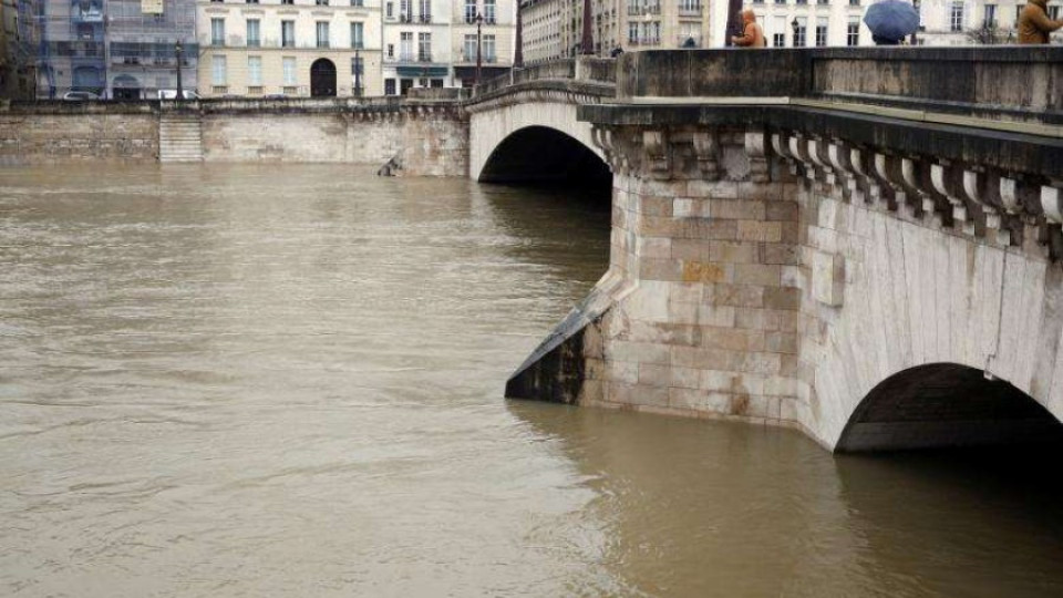 В Париж се готвят за наводнение | StandartNews.com