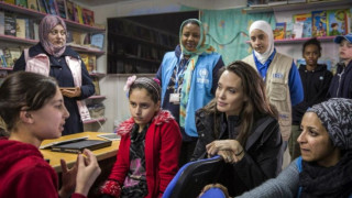Анджелина Джоли се срещна с бежанци в Йордания