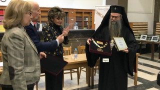 Митрополит Николай с Почетен знак за лидерство