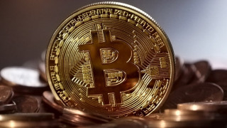 Биткойнът се срина под 8000 долара