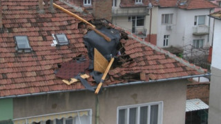 115 км/ч издухаха покрива на сграда във Враца