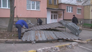 Врачанин, ударен от покривна ламарина, се бори за живота си