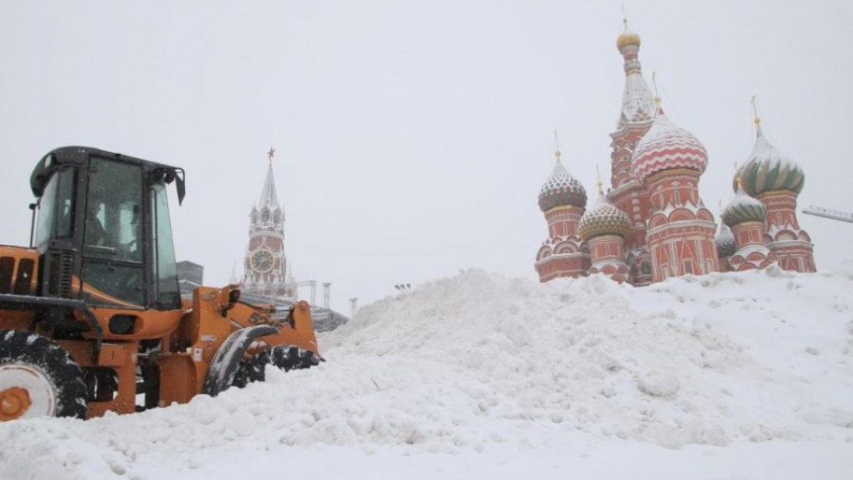 Москва в прегръдката на невиждан от 100 години обилен сняг | StandartNews.com