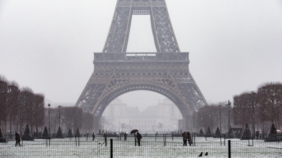 Необичайно силен снеговалеж парализира Париж | StandartNews.com