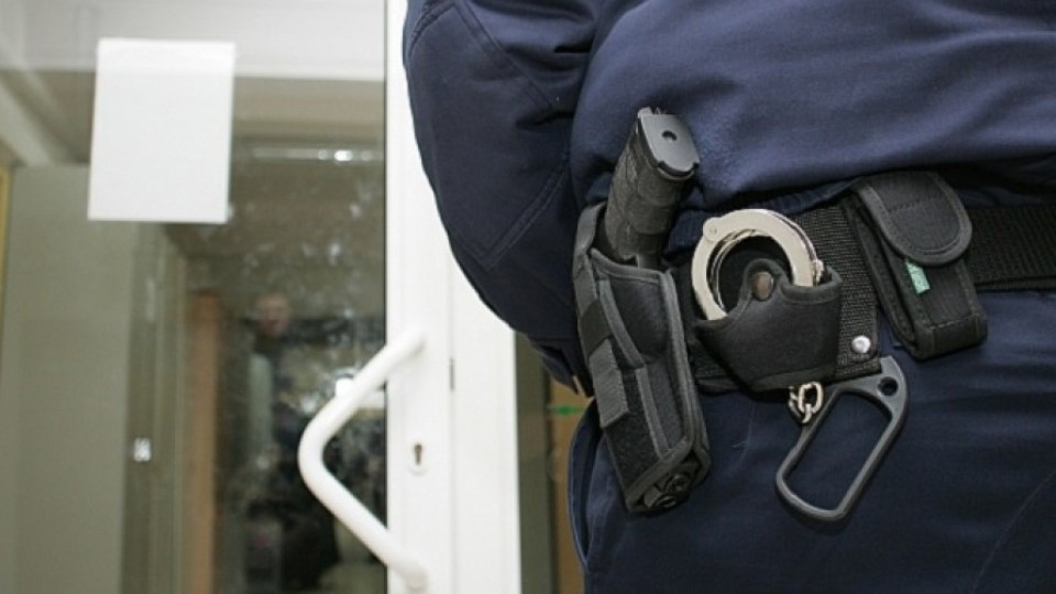 Роми бият полицаи, 3-има са задържани за 24 часа | StandartNews.com