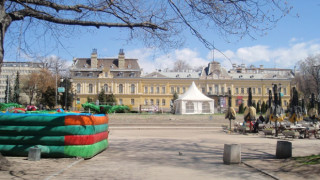Бронзова къща на мястото на мавзолея