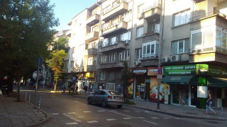 Кола помля жена и дете на ул. "Черковна"