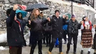 Илияна Йотова заряза лозе и тропна хоро в Делчево