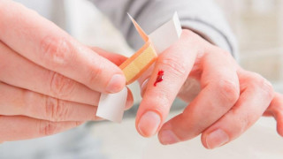 Учени обясниха силната болка при порязване с лист хартия