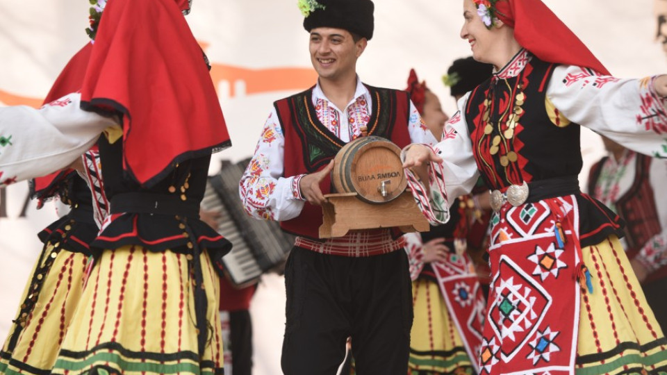 Над 6000 души празнуваха с най-старата изба в Южна България | StandartNews.com