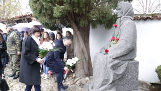 Корнелия Нинова се преклони пред Апостола в Карлово