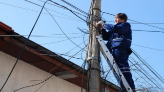 Висящите интернет кабели в малките квартали остават
