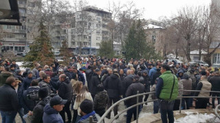 Пловдив на протест за лекар, убил крадец в дома си