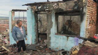 Едното от пострадалите при пожара в Средец деца е с 85% изгаряния