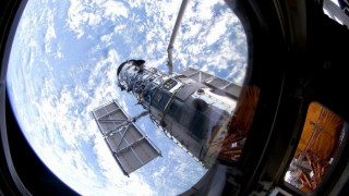 Телескопът "Хъбъл" засне сливане на галактики