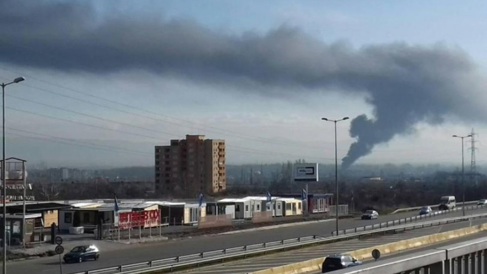 Пожар гори в цех за тръби на „Цариградско шосе“ | StandartNews.com