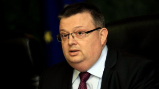 Цацаров пита Конституционния съд за Закона за охранителната дейност