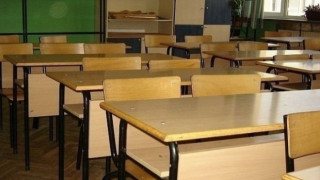 Наказват дисциплинарно учителка след жалба на ученици, че им дърпа ушите