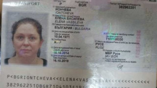 Починала е българска стюардеса, служител в "Емиратс"