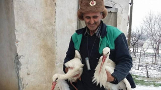 Подариха печка на спасителя на щъркелите