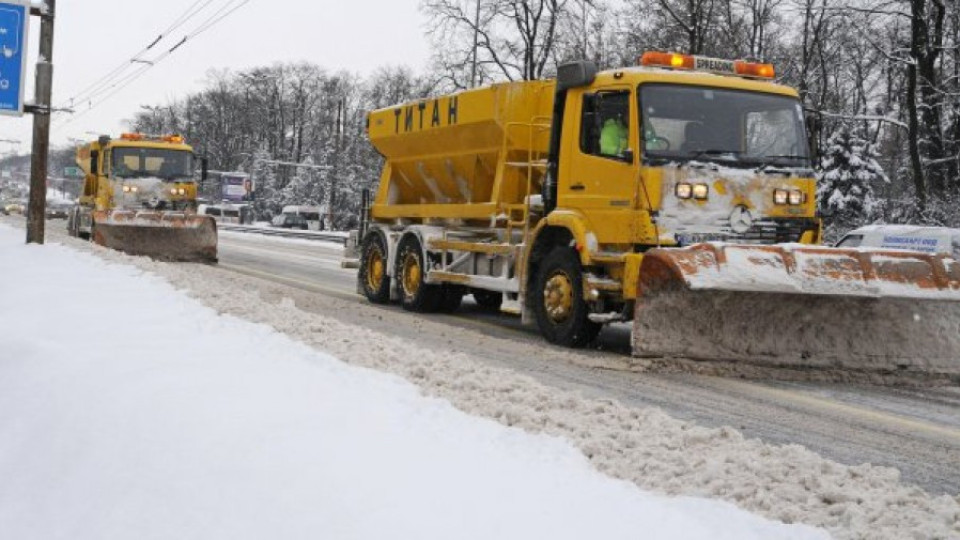 135 снегорина чистят новия сняг в София | StandartNews.com