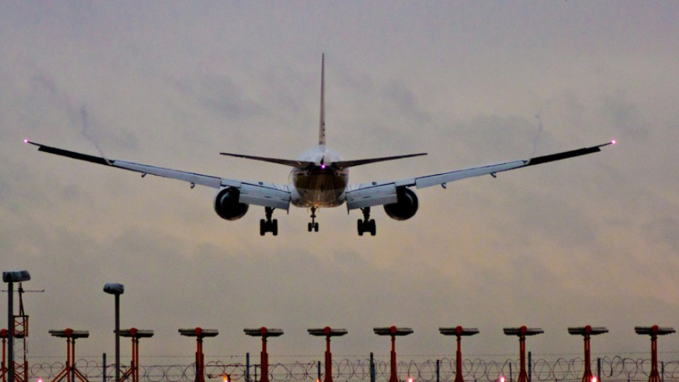 Наказват 13 служители заради непроверения полет от Франция | StandartNews.com
