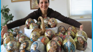 Ваня Петкова рисува икони върху щраусови яйца