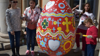 Деца изписаха червено яйце за Перник