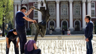 Върнаха бронзовата балерина пред Народния
