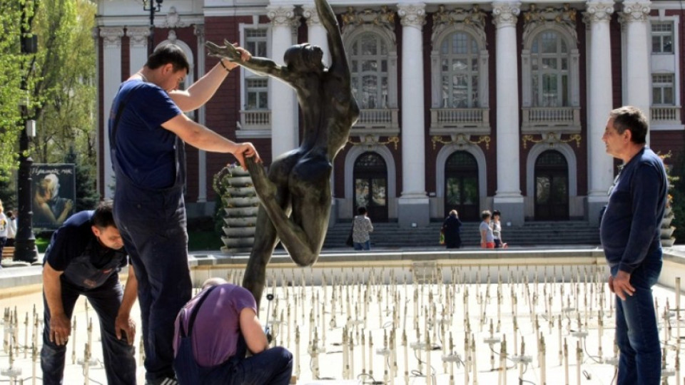 Върнаха бронзовата балерина пред Народния | StandartNews.com