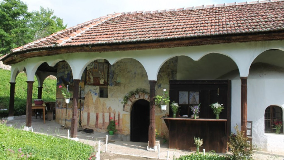 Обновяват манастир със затрупана черква | StandartNews.com