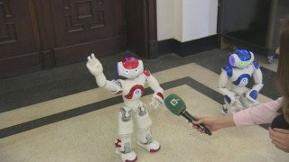 Роботи на БАН пеят, пишат и учат деца