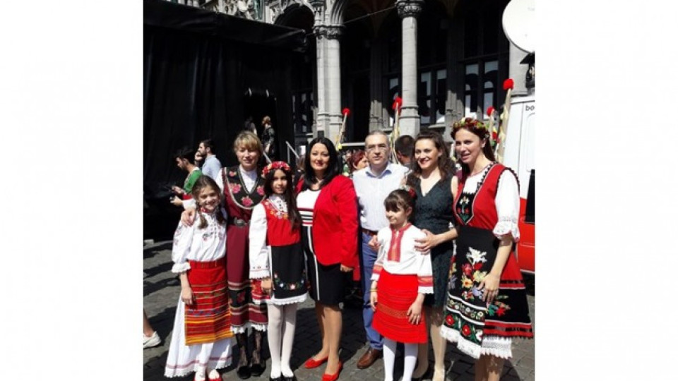 Хиляди българи и чужденци на българското хоро на "Гран плас" | StandartNews.com