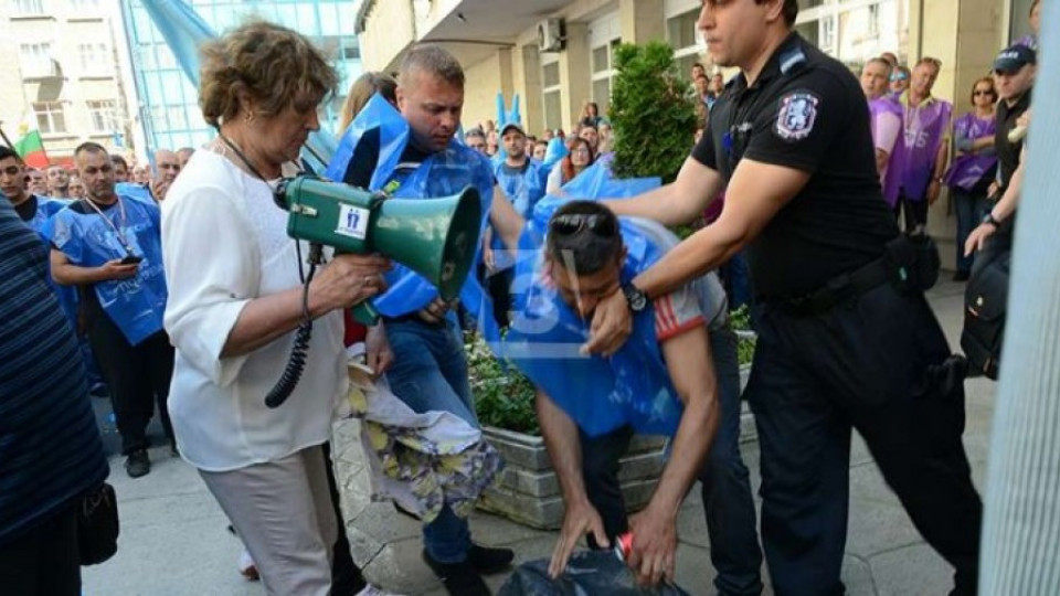 Сблъсъци между миньори и полиция в центъра на София | StandartNews.com