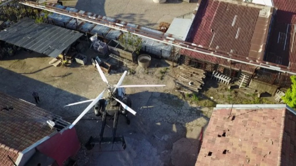 Не един, а двама са били пилотите на хеликоптера, кацнал аварийно в Свищов | StandartNews.com