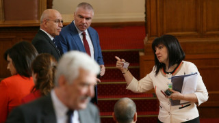 Караянчева за скандала с майките: Облеклото трябва да отговаря на авторитета на институцията