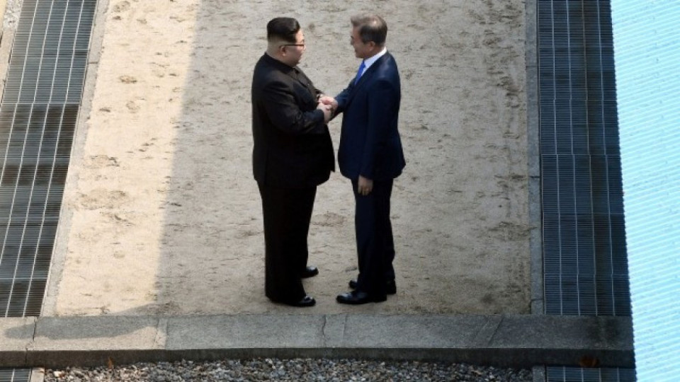 Започна историческата среща между лидерите на Северна и Южна Корея | StandartNews.com