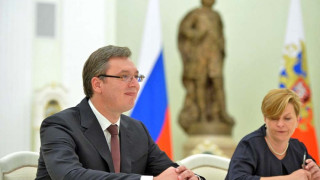 Путин отсвири Вучич, седял "на два стола"