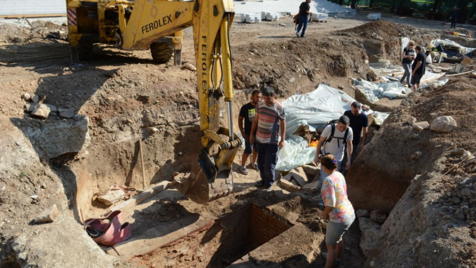 Откриха антична гробница в центъра на Стара Загора | StandartNews.com
