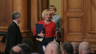 Манолова внася законодателни промени за защита правата на децата с един родител