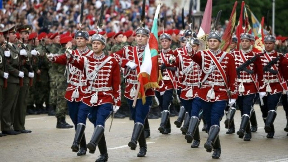 1800 военни и 52 бойни машини минаха по жълтите павета в Деня на храбростта | StandartNews.com