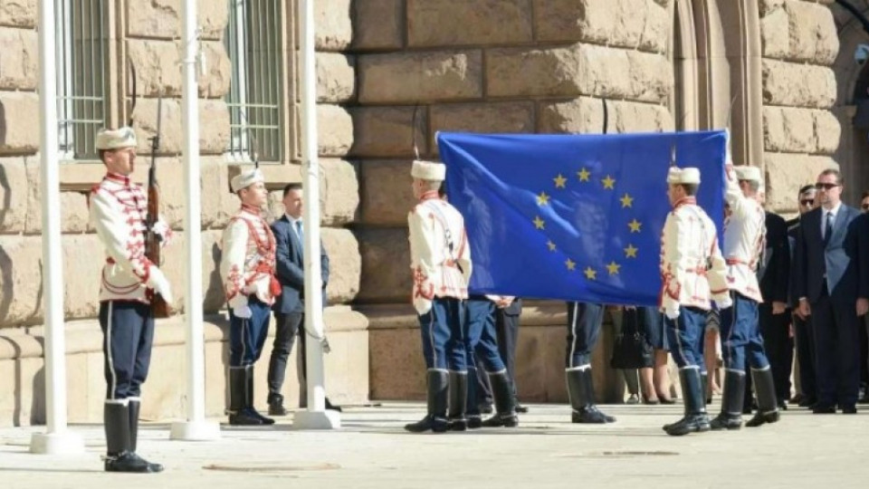 Издигнаха знамето на Европа пред президентството | StandartNews.com