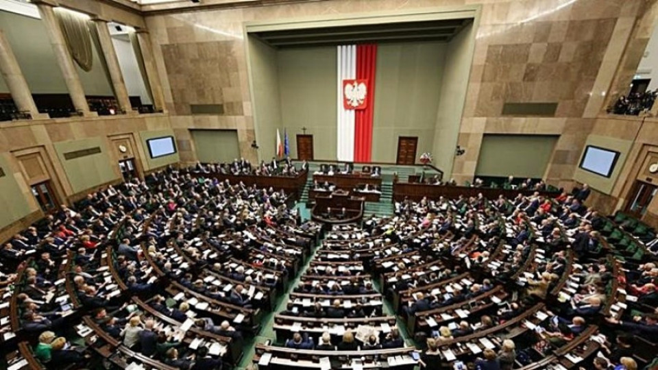Депутатите в Полша си орязаха заплатите | StandartNews.com