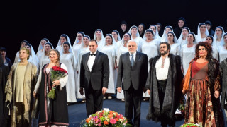 Болшой театър на крака пред "Янините девет братя"
