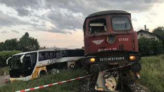 Разследват катастрофата между влак и автобус в Симеоновград