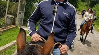 Джерард Бътлър язди във Владая
