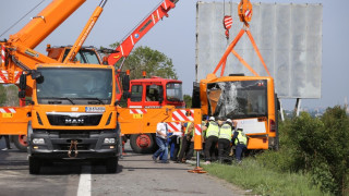 14 ранени при удар на автобус и ТИР край София