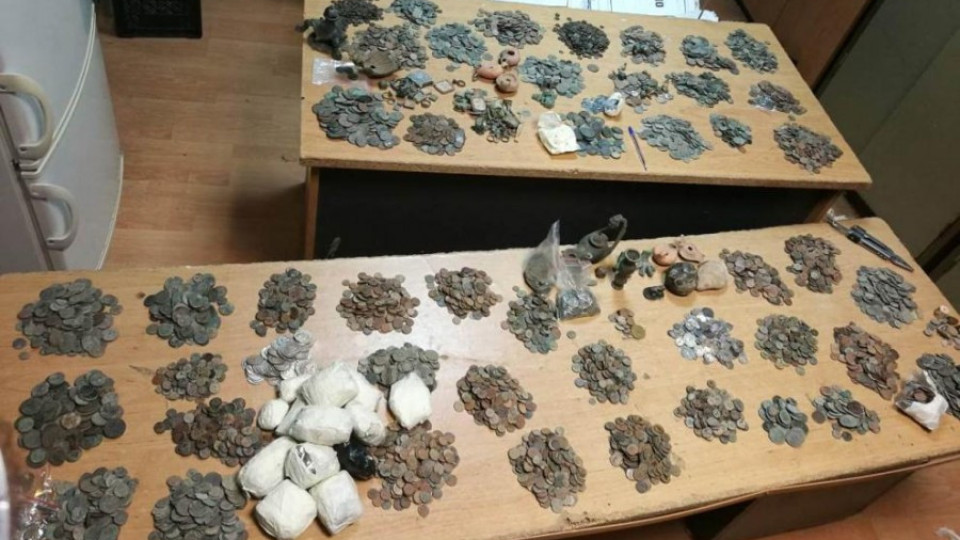 На границата с Турция: Конфискуваха хиляди монети, пръстени и фигурки  | StandartNews.com
