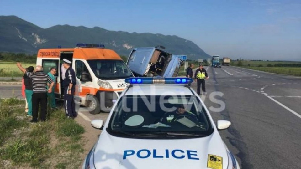 Шофьор на автобус, превозващ деца, не спря на знак СТОП и се обърна след удар в кола край Враца | StandartNews.com
