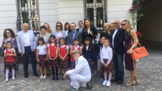 Деца рисуват в двора на Италианското посолство